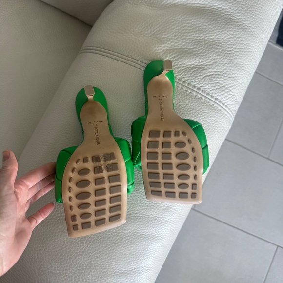 Bottega Veneta Woven Leather Lido Sandals Color Grass Women's Size 38 New - Picture 7 of 10